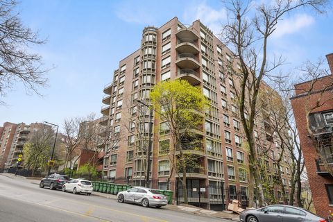 Welcome to one of the most prestigious address in Downtown Montreal, Fort de la Montagne. Beautiful 2-bedroom condo with panoramic views of the city. This unit has generous fenestration allowing for an abundance of natural sun light from sunrise to s...