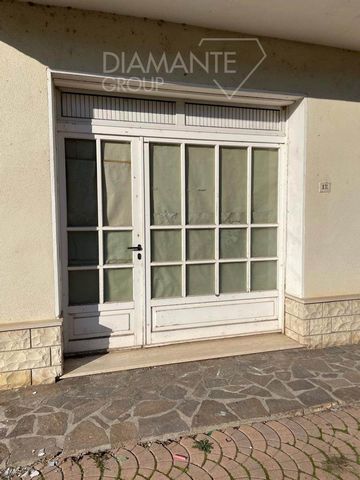 Castiglione del Lago, Loc. Panicarola: Ground-floor warehouse of 65 sqm with service bathroom, suitable for street-facing business activities or premises with easy access for loading or unloading. Central position.