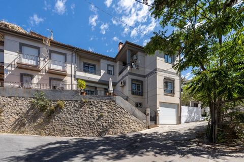 Spectacular house at the entrance of Cogollos Vega, of 220 M2. It has 2 patios, 4 bedrooms, 3 bathrooms, 1 toilet, 2 large living rooms and an office. Heating and two fireplaces. Spectacular views in a village surrounded by nature and not far from Gr...