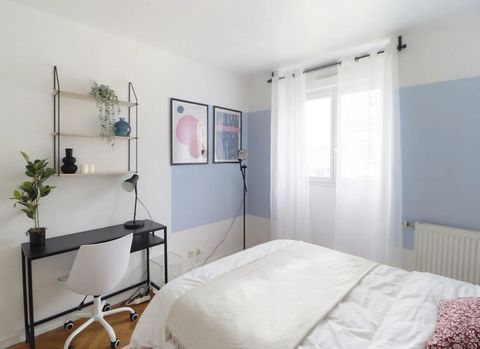 We invite you to discover a cosy 10 m² bedroom. Located in a beautiful 69 m² flat on the 6th floor of a building in Saint-Denis, this bedroom has a cosy atmosphere that will not leave you indifferent. It has two atmospheres: a large sleeping area and...