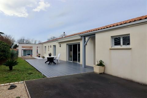 Located near Royan and Saujon in Charente-Maritime, just 16 minutes from the beaches, this spacious single-storey residence has many advantages. Built recently, in 2010 for one part and in 2018 for another, this contemporary house benefits from a ten...