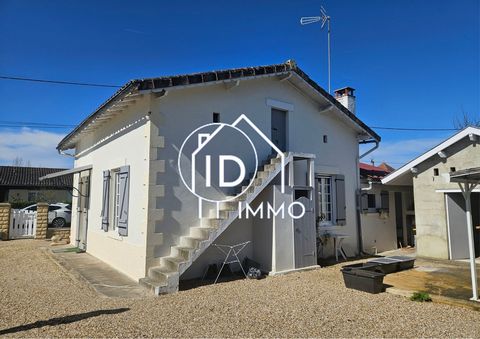 Located in a quiet street, come and discover this old house completely renovated and perfectly maintained. It includes living room, kitchen, 2 bedrooms, shower room and toilet. Adjoining pantry/laundry room. Garage, courtyard with barbecue + 2 carpor...