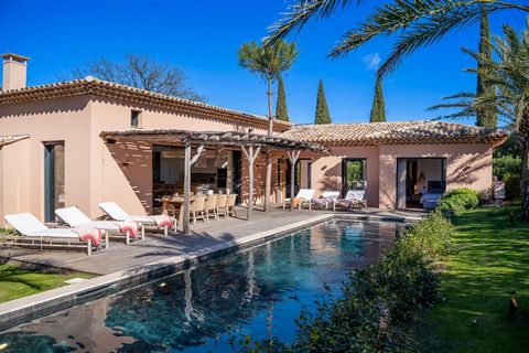 Located just a few steps from Place des Lices and close to Plage des Salins, sublime new contemporary villa offering 210 m2 of living space nestled on a 1100 m2 enclosed and fully landscaped plot. The house comprises an entrance hall, a huge cathedra...