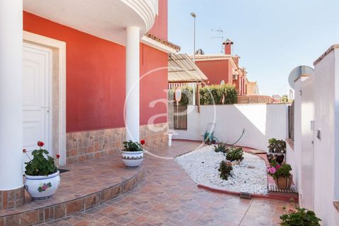 HOUSE FOR SALE IN POBLA DE VALLBONA aProperties presents this bright semi-detached house, situated on a spacious corner plot in the Maravisa urbanization, which provides the space and comfort of a detached villa. With 200 m2 of construction, this cos...