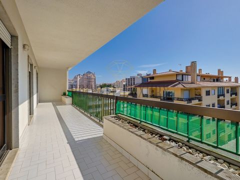 Fantastic 3 bedroom flat with excellent sun exposure. The flat is a top floor with lift and with very large areas. When we enter we find a living and dining room with fireplace and a nice balcony. On the back of the living room wall we have the kitch...