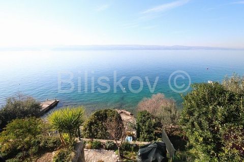 Omiš, surroundings, Čeline Zavode, detached ground floor house of approx. 95 m2, on a plot of land of 600 m2, 1st row from the sea. It consists of two bedrooms, kitchen, dining room and 2 bathrooms with toilet. Big terrace. Plot of 298m2 intended for...