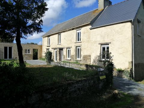 15 minutes from Dinan, Jugon Les Lacs, the small “City of Character” draws its wonders from its alleys, its cobbled streets around the lake and the water park. With direct access to the 4 lanes of St Malo-Saint Brieuc, this renovated farmhouse combin...