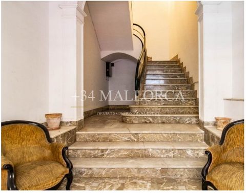 Spectacular building in the Centre of Palma. This charismatic building 778 m2 is distributed in the following way: a local to foot street of 350 m2, with a shower room, a first floor of 234 m2, consisting of: a hall at the entrance with a cupboard un...