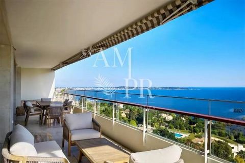 PRICE DROP - Amanda Properties offers you in a luxury residence with 24/24h guard, swimming pool, a magnificent corner flat of 128 m² completely renovated with quality materials. This property consists of an entrance hall, a living/dining room, a ful...