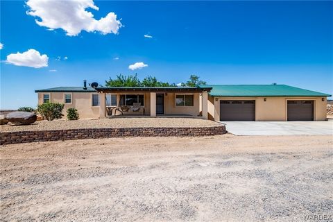 This Ranchette has 39.65 deeded acres and is nestled high above the city of Kingman, AZ., which sits approximately 600ft out of the city limits. This unique home has many captivating views of the Hualapai Mountains and the old town of Kingman Home of...