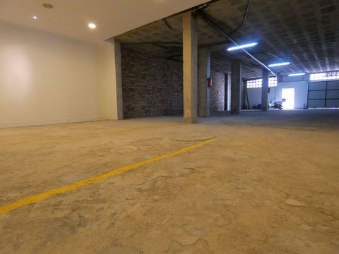 Big warehouse of 240m² for use as garage (9 parking spaces), storage or any other commercial use. It has very good access and is in a great commercial location.