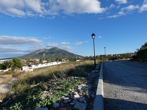 18,560m² of urban land ready for commercial development, located in a prestigious urbanisation in Coín and with quick access to the main roads to Marbella, Málaga, Fuengirola and Mijas. It is an idyllic place, surrounded by nature and ideal for golf ...