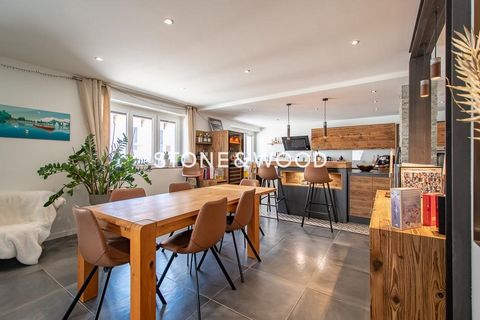 Located in a paved courtyard in the heart of Annecy's old town, in a quiet location just a stone's throw from shops and restaurants 3-bedroom flat of approx. 183 sqm with terrace. Fully renovated, the apartment features modern, high-quality fixtures ...