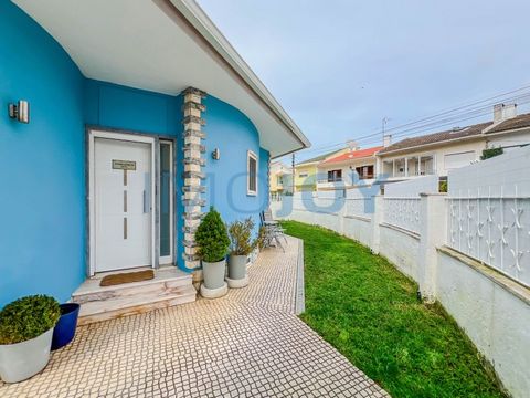 Excellent 3 bedroom single storey villa with great outdoor leisure space in a very quiet residential location and surrounded by villas in Alapraia. The villa consists of a large and bright living room with fireplace, the living and dining spaces are ...
