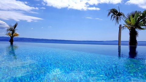 Villa cinq étoiles à Podstrana près de Split avec vue imprenable sur la mer et piscine surplombant la mer et les îles ! Podstrana est récemment devenue la zone la plus demandée en raison de la concentration de villas et d'hôtels de luxe et de sa prox...