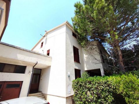 Apartment house with garage  just 300 meters from the sea in Fazana! Multi-storey building full of potential with a total living area of ​​600 m2 spread over 4 floors. On a plot of 400 m2 you will find the entrance, outdoor parking space and garage. ...