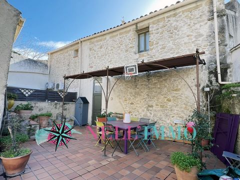 Au coeur du centre historique du village typiquement provençal de Lançon Provence, découvrez cette paisible maison du XVIIème siècle dotée d'une grande clarté, d'une vaste terrasse de 65m2, d'un garage à moto servant aussi d'abris à bois et d'atelier...