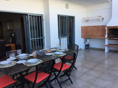 Located in Quarteira. WINTER RENTALS - OCTOBER24 TO MAY25 Tuition 1100€ + expenses (water, electricity and gas) This 2 bedroom apartment in Quarteira is located in the center of Quarteira, on a pedestrian street with a lot of commerce, very close to ...