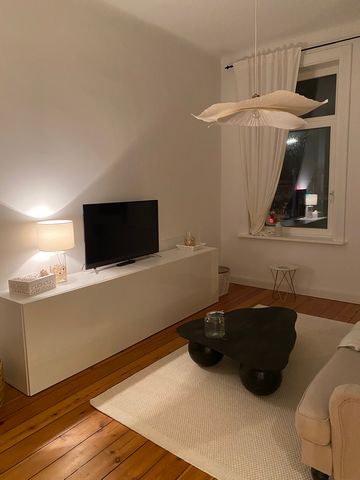 Property description The apartment is located on the mezzanine floor of a house built around 1900. The apartment has three rooms and a kitchen with balcony and access to the garden. The two front rooms are connected by a double door and offer ample s...