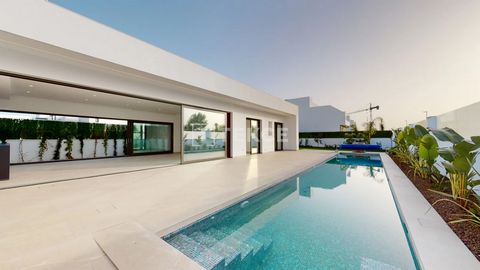 Ville indipendenti con 3 camere da letto con piscina e parcheggio a Costa Calida San Javier Sanjavir si trova nel centro di Costa Calida, tra il Mar Menor e il Mar Mediterraneo. Le ville si trovano a pochi passi dai servizi quotidiani e a soli 1,7 km...