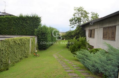 Villa Cortese, in an excellent residential area surrounded by greenery on the border with Legnano, we offer an interesting independent property for residential use and laboratory on two levels, inserted in a plot of land of a total of 1800sqm. The pr...