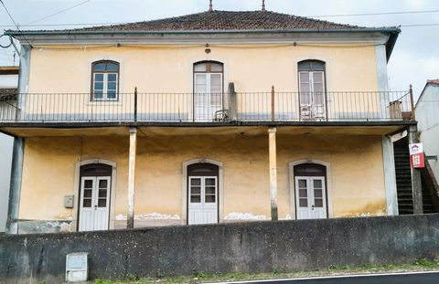 4 bedroom house of old design, located on the Main Street of Carregueiros. The ground floor features a kitchen with antique fireplace and dining room, a living room, a bathroom with shower, two bedrooms, a storage room and a pantry. The first floor c...