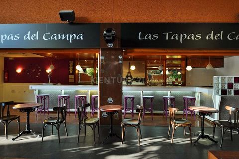 A vendre, à Figueres, dans le secteur du cinéma, local bar - cafétéria. Il dispose de : 1 hotte de cuisine, 1 four à pizza, 1 planche à r pizzas, 8 tabourets, 2 stores, 1 comptoir en bois avec le dessus en marbre, 4 étagères avec leur armoire et miro...