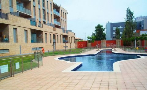 Modern apartment with community pool and gardens, parking and solarium. Beautiful modern apartment of 63 square meters with parking of 15 m2 and a large solarium of 41 m2, in a quiet residential area of Empuriabrava, near supermarkets, shops, pharmac...