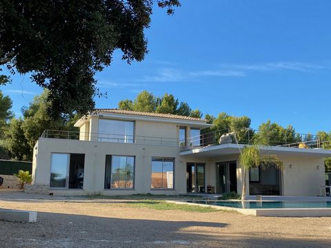 Just 10 minutes from Les Lecques beach and 5 minutes from motorway access, I've sourced this 2021 villa with outstanding features! Nothing has been left to chance in this brand-new villa, and the design has been thought through and perfected. Set in ...