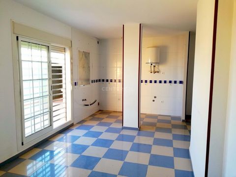 Beautiful property located in the heart of the Boulevard of El Ejido, it is very well communicated with the main essential services (supermarkets, police station, pharmacies... etc). The access to the property is through a double gate with access cod...