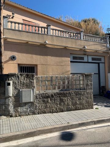 House with 4 winds located in the quiet Els Pinars Urbanization, 8 minutes from the center of Lloret de Mar and its beaches. With a total of 163 m² useful, the house is distributed over 2 floors: - Ground floor with porch and garage of 60.53 m² - Fir...