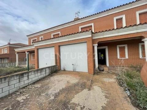 Looking to own your own home? Excellent opportunity to acquire ownership of this single-family house located in the town of Barcience, province of Toledo. It is a very spacious and well distributed semi-detached house with two floors above ground. It...