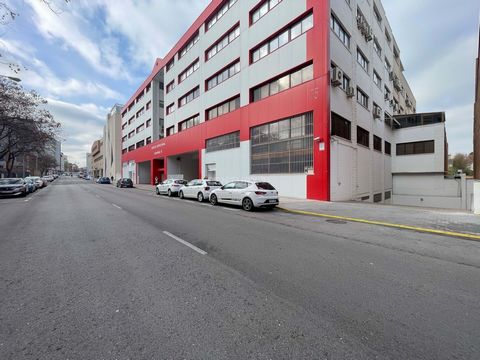 Warehouse available, in Madrid capital, very bright, great security, with office and loading dock at street level, it also has three double parking spaces in the same building. Investment option, (with part of the warehouse rented by the current owne...