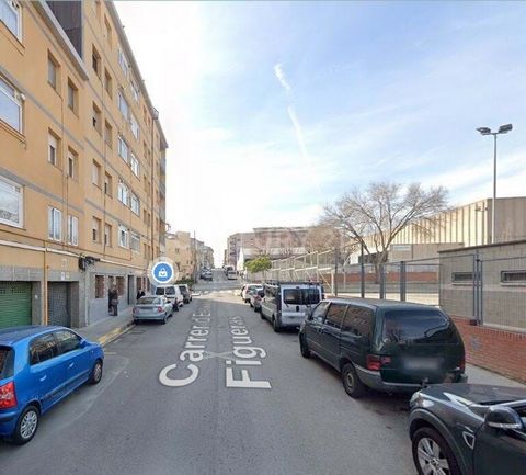 This spacious three-bedroom apartment is located in a strategic area of Terrassa, offering exceptional investment potential. With a spacious design that includes a full bathroom, a functional kitchen, a cozy dining room and a practical laundry room, ...