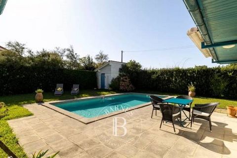 Ideally located, a few steps from the center of the village of Bidart, single-storey house with swimming pool. With a surface area of approximately 150 sq.m. it includes a living room with fireplace opening onto the garden, an open-plan kitchen, thre...