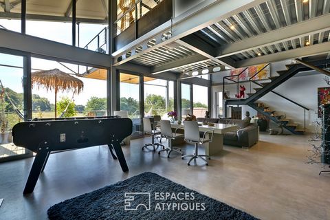 Located in the Chalosse region, this metal-framed villa takes up the architectural codes of the traditional Landes region. Built on three levels, it develops 190m2 of living space on a beautiful plot of 3410 m2. The discovery begins at the entrance o...