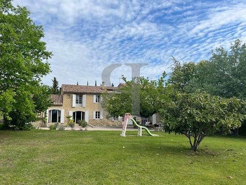 BEDOIN In a typical Provencal village. At the foot of Mont-Ventoux and near Bédoin. Large renovated farmhouse with adjoining independent house. This property of around 560m², ideal for welcoming or for a large family, is set in a pretty wooded park o...