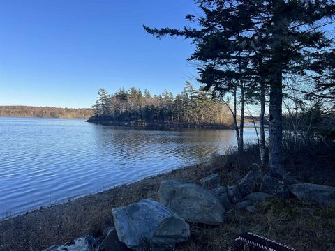 Over 289 feet on beautiful and serene Bennet's Lake. This private 6.25 acres lot of wooded land is perfect for building the house of your dreams! Power runs just past the lot making it even more attractive. Call now for more information, this is a un...