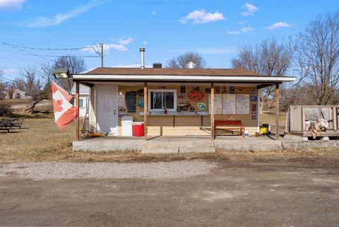 The Village Fat Boys take out Food Stand, move in condition, can be open year round, capitilize on the Shawville/Renfrew traffic, Thompson's Deppaneur is a block away. Commercial zoning, corner location, add your business here at this sucessful long ...