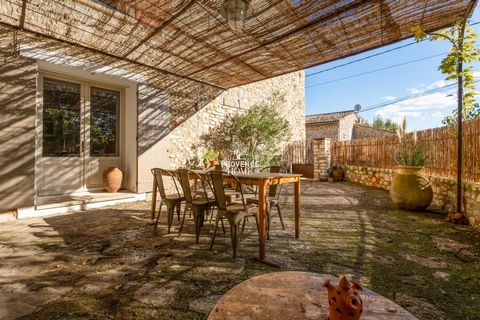 Provence Home, the Luberon real estate agency, is offering for sale, a charming restored stone house in the center of a peaceful hamlet in the commune of Roussillon. SURROUNDINGS OF THE HOUSE This house is located in a hamlet composed of a few restor...