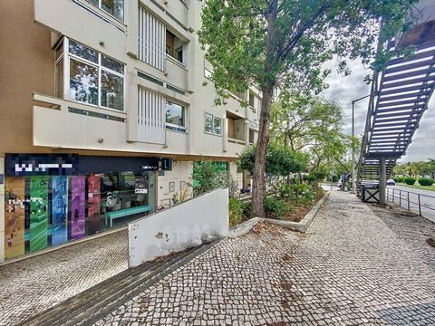 Shop with an area of 85sqm and a large window, with a parking space in the basement of the building, intended for commerce, services, catering and non-polluting industry. It is located on Av. Calouste Gulbenkian in Faro, next to other shops, restaura...