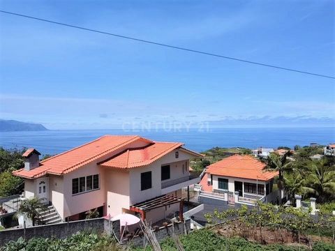 Have you ever imagined building your dream home with the acquisition of flat land, direct access to the road and central? This land allows the construction of a 2-storey house, which allows you to have sea views on the upper floors. Schedule your vis...