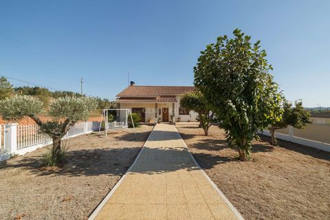 On a plot of 7200m2, there is a unique villa just 7 km from the famous Templar city. Location: In 5 minutes you will find the A13, where you will quickly reach the A1 and in an hour you will reach the airport. This villa is very well located, due to ...