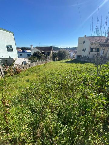 Plot of land inserted in subdivision, in Urb. Governments, on Main Street, with a view over the city of Pombal. Land with some slope with potential to create for various types of use, as well as an excellent house overlooking Pombal, with small horti...