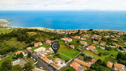 If you are looking for a plot of land to build your home in a quiet and peaceful area this may be the ideal option. Land on the side of the road, located in Achada de Gaula, in one of the most coveted corners of Madeira. In it, you can build a villa ...