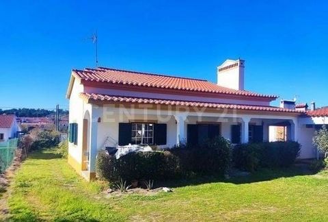Small farm a few km from Ponte de Sôr, Villa with 3 bedrooms, 2 bathrooms, kitchen and living room. Possibility of 2 more bedrooms and a bathroom in the attic. Garage for 2 cars, barbecue and other attachments. Land with some fruit trees. Bonus- holi...