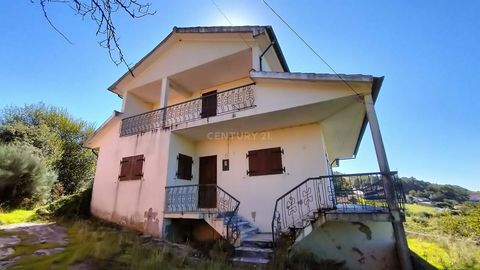 Sale of 50% of villa and rustic land The villa, with 158 m2, contains the following divisions: ground floor two bedrooms, living room, kitchen and bathroom; First floor two bedrooms, office and bathroom. It includes a plot of land with (approximately...