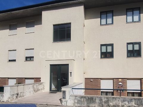 Spacieux appartement de deux chambres (T2), avec une superficie totale de 108 mètres carrés. La propriété est située dans le quartier résidentiel calme de Sermonde, Vila Nova de Gaia, dans le district de Porto. Lappartement est idéalement situé à pro...
