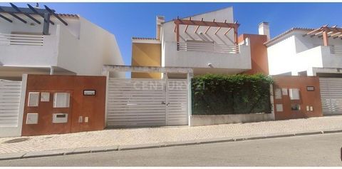 SALE WITH LEASE CONTRACT WITH AVERAGE INCOME 5% - A 3-bedroom house with a land area of 294m2 and a gross construction area of 171m2, located in Conceição, Tavira, Faro district. The area is characterized by being essentially touristic, enjoying exce...
