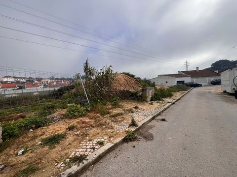 For us, your dreams are much more than a business. Located in Quinta do Desembargador, Vale Flores, Feijó, very well located, we find this magnificent urban land with 257m2. About 15 minutes from Lisbon. The gross construction area is 147m2 The impla...